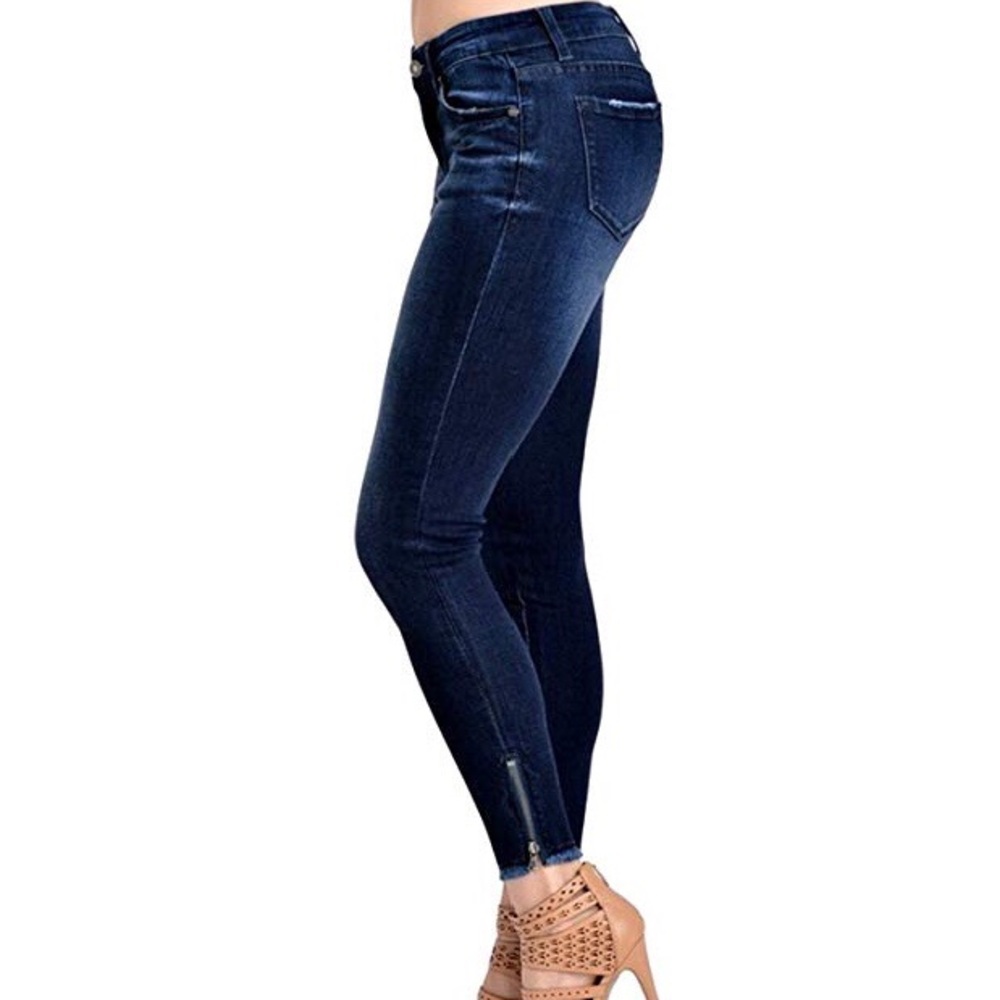 KanCan jeans frayed at ankles with zippers sz 26.